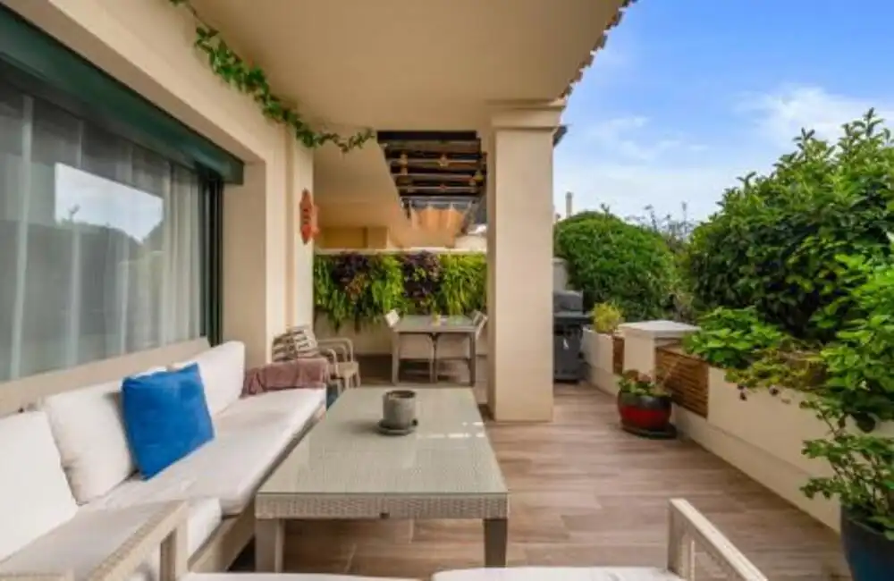Terrasse von Erdgeschoss zum Verkauf in Benahavís mit Klimaanlage, Terrasse und Abstellraum