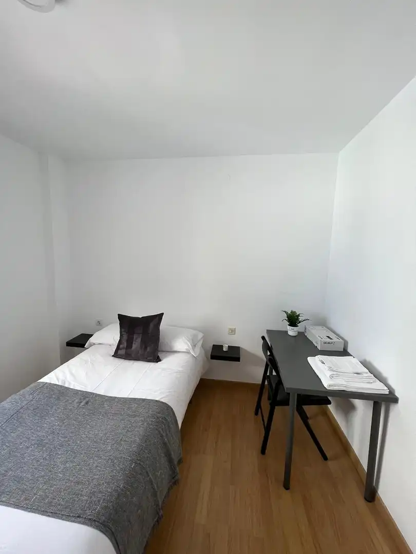 Room in N/A, -1, Parque Ayala - Jardín de la Abadía - Huelín