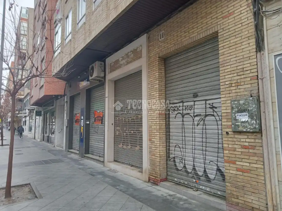 Vista exterior de Local en venta en Granada