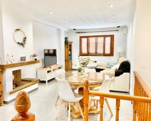 Sala d'estar de Casa adosada en venda en Catarroja amb Aire condicionat, Terrassa i Balcó