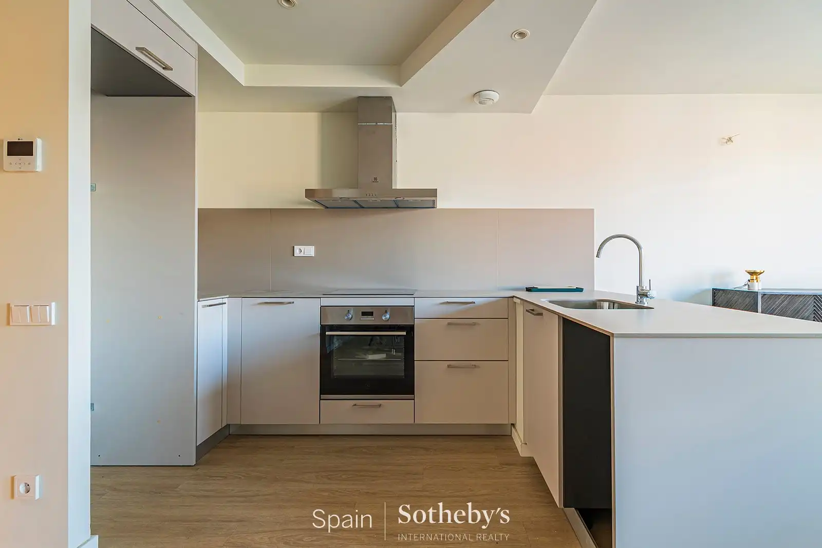Küche von Maisonette zum Verkauf in Barcelona mit Klimaanlage und Heizung