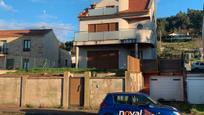 Vista exterior de Casa o xalet en venda en Vilagarcía de Arousa amb Calefacció, Jardí privat i Parquet