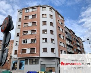 Vista exterior de Pis en venda en Bilbao  amb Calefacció