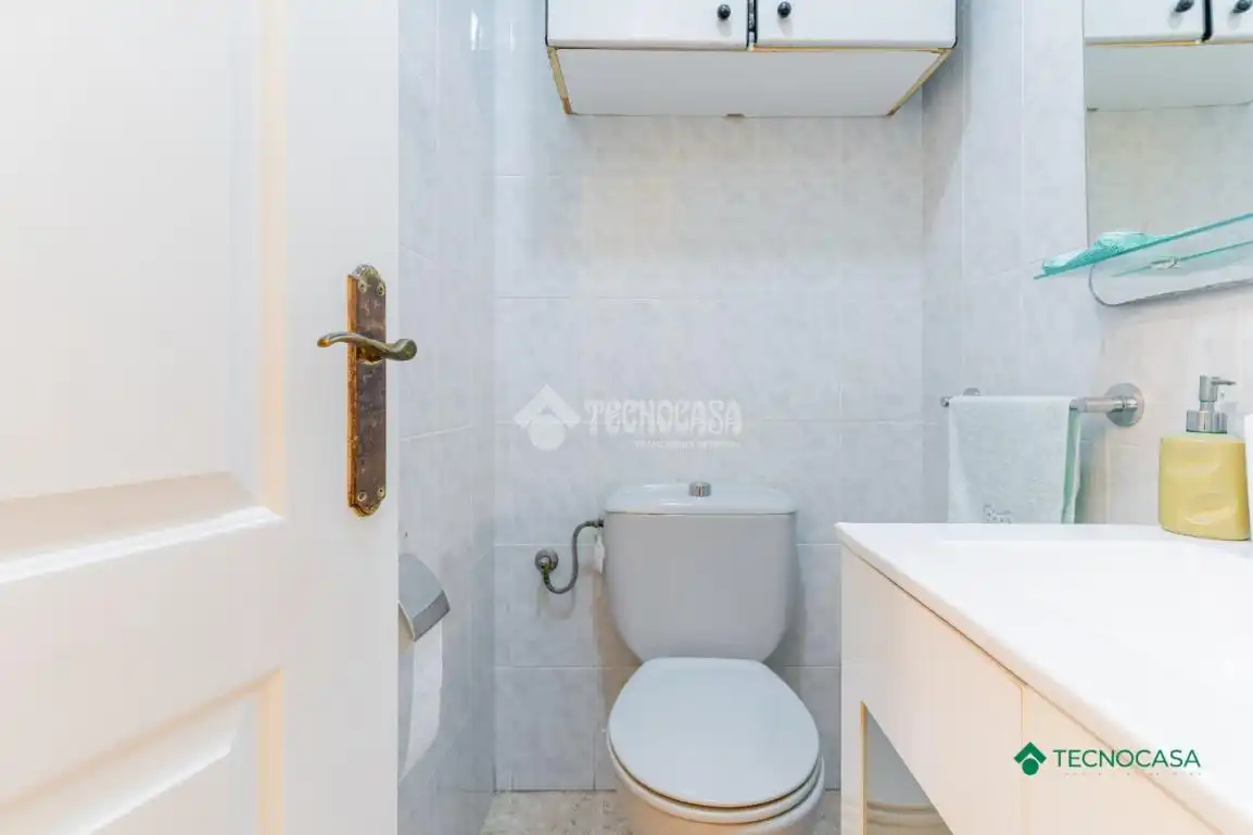 Bany de Pis en venda en Roquetas de Mar amb Aire condicionat, Terrassa i Traster