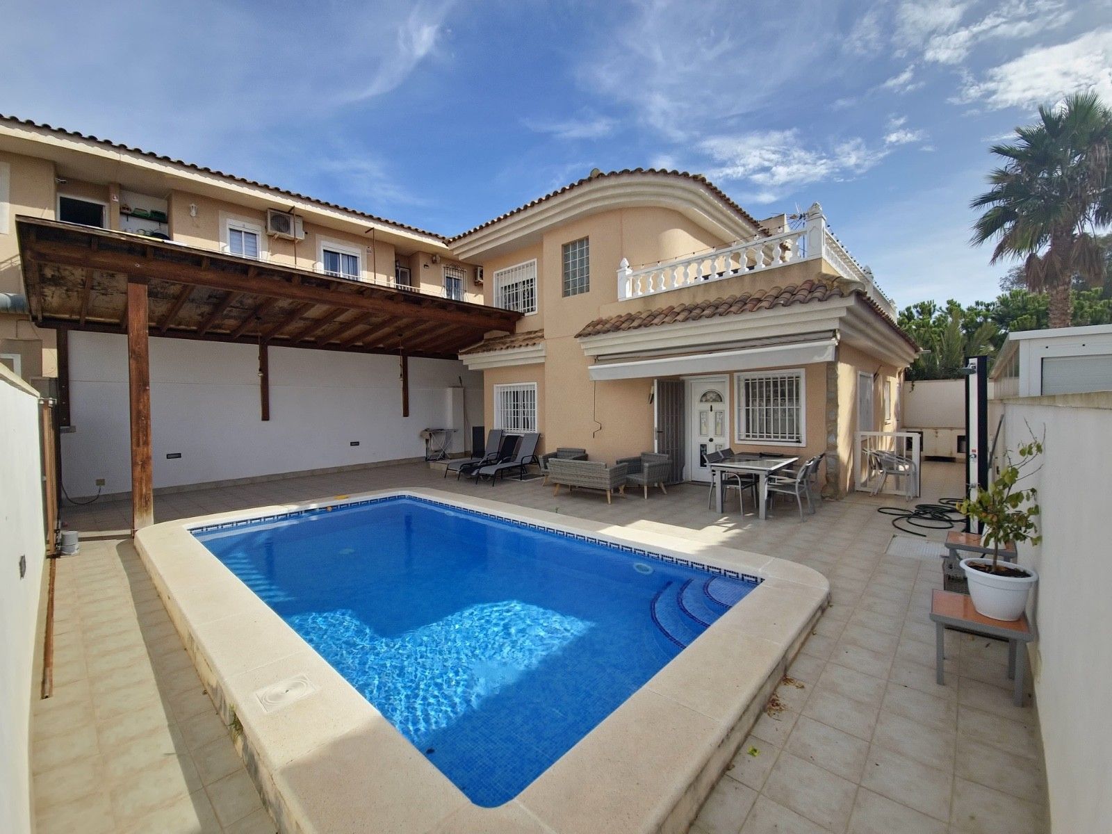 Swimming pool of House or chalet to rent in Torrevieja  with Air Conditioner, Private garden and Parquet flooring