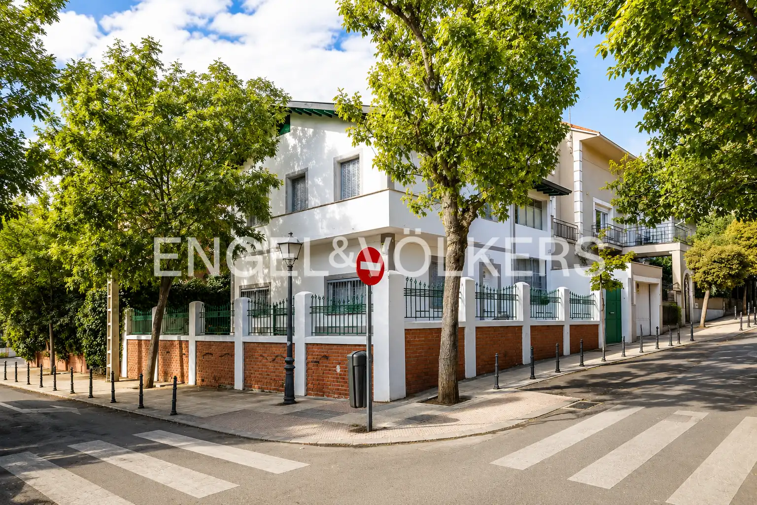 Vista exterior de Casa o xalet en venda en Madrid amb Calefacció, Jardí privat i Balcó