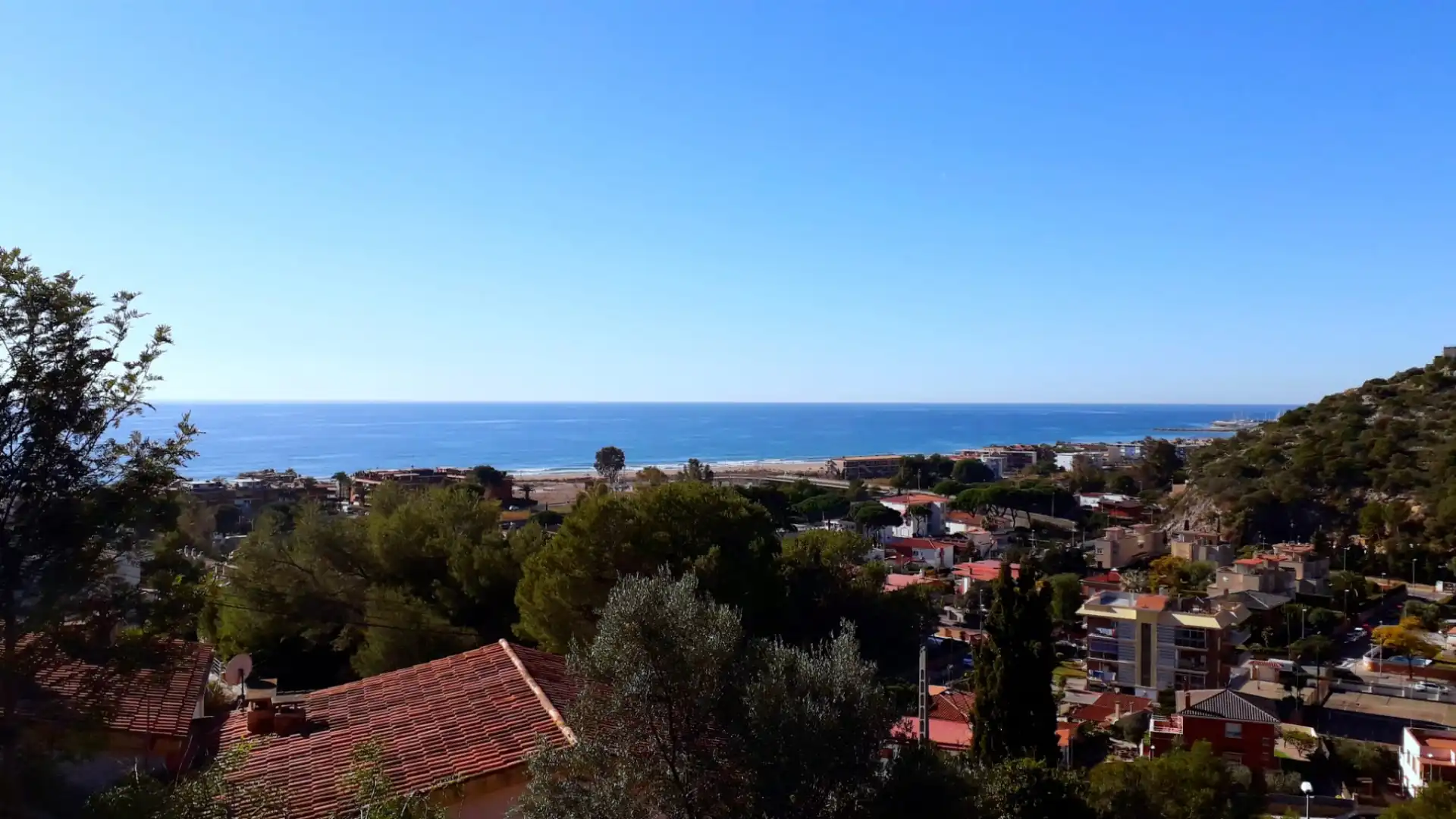 Vista exterior de Casa o xalet en venda en Castelldefels amb Aire condicionat, Calefacció i Jardí privat