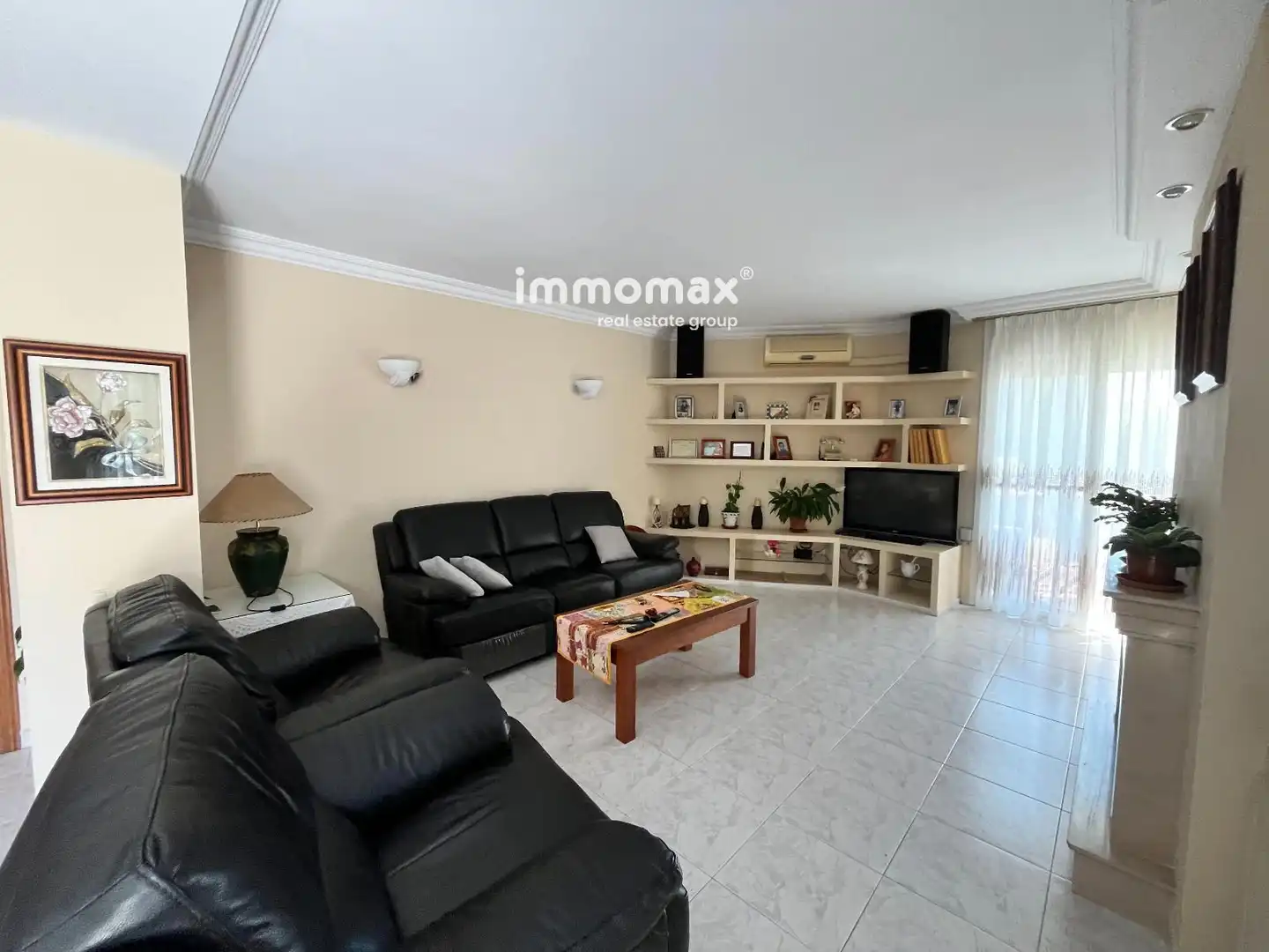 Sala de estar de Casa adosada en venta en Vilanova i la Geltrú con Calefacción, Jardín privado y Terraza