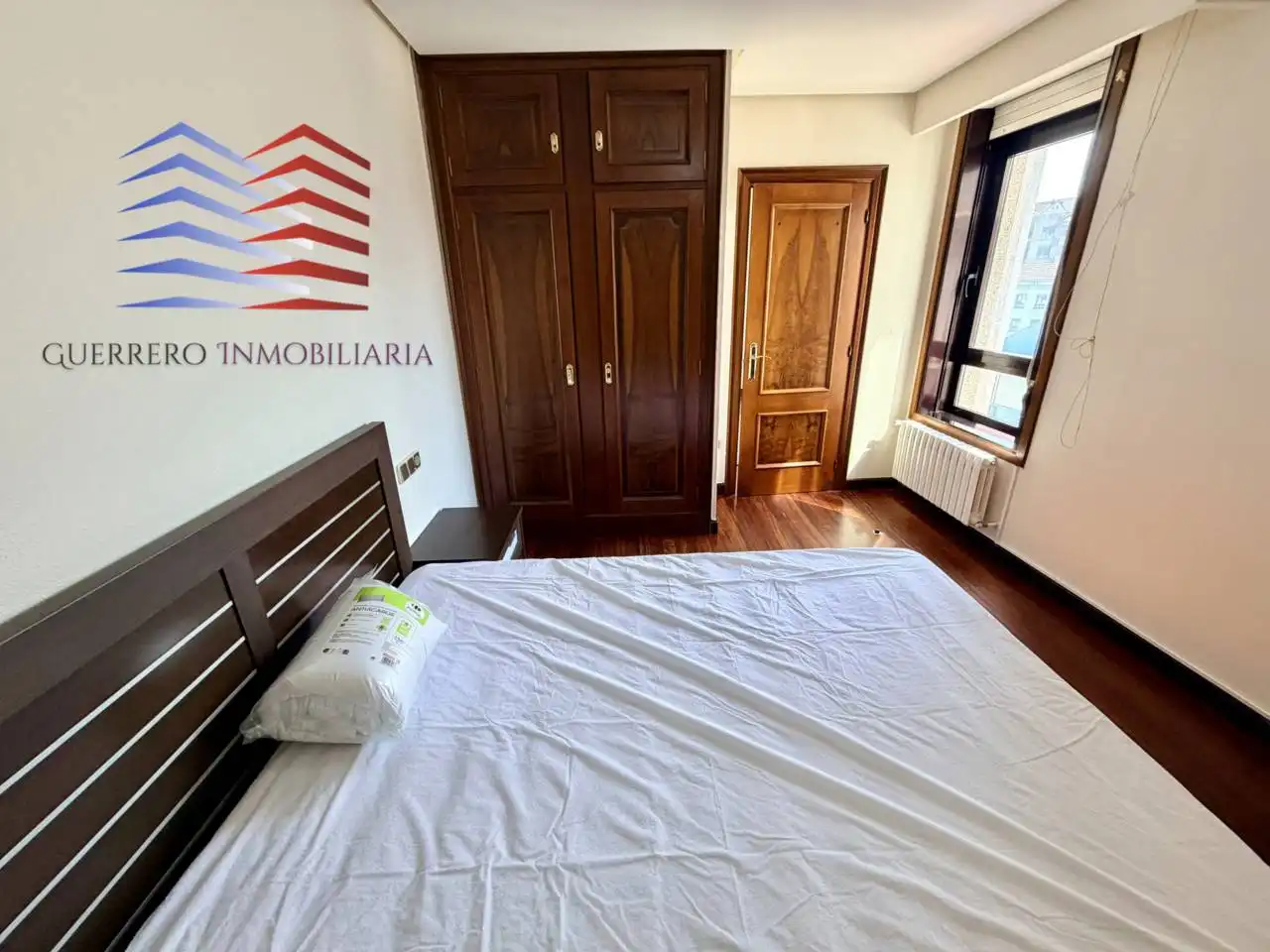 Schlafzimmer von Wohnungen zur Miete in Ourense Capital  mit Heizung, Parkett und Möbliert