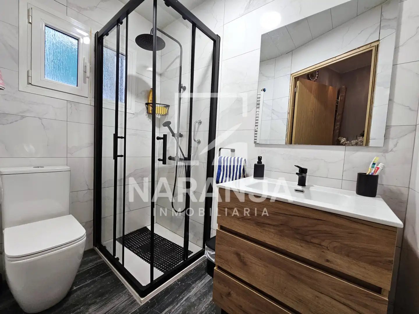 Bathroom of Flat for sale in Barcelona