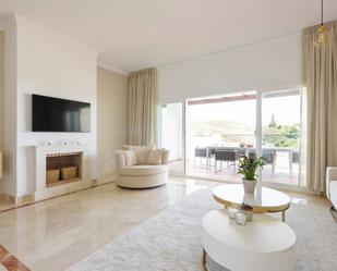 Sala d'estar de Apartament de lloguer en Benahavís amb Aire condicionat, Calefacció i Terrassa