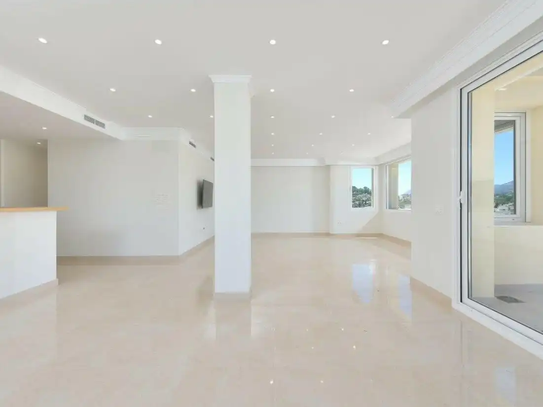 Penthouse with pool for sale in Nueva Andalucía
