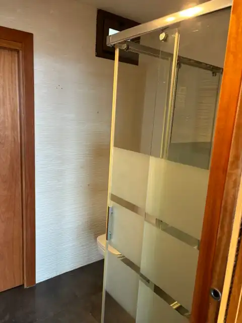 Badezimmer von Dachboden zum Verkauf in Mataró mit Klimaanlage, Heizung und Terrasse