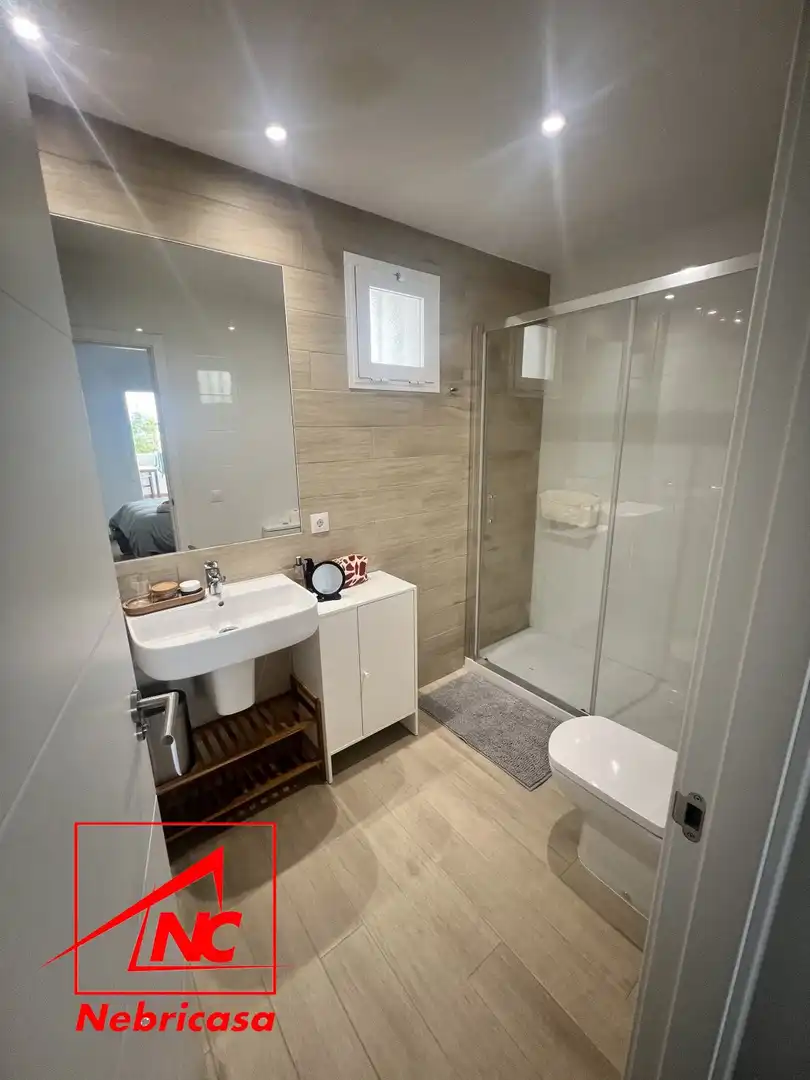 Badezimmer von Wohnung zur Miete in Chipiona mit Klimaanlage, Terrasse und Schwimmbad