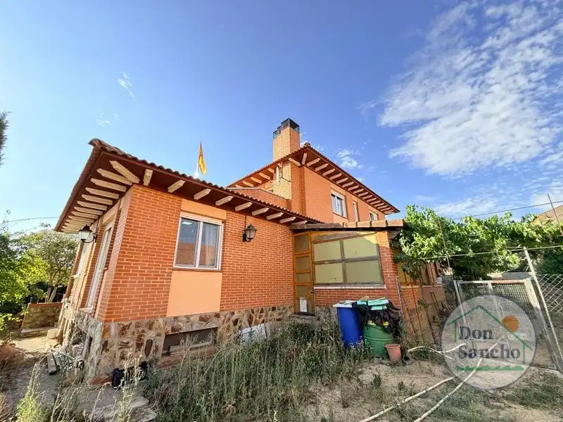 Vista exterior de Casa o chalet en venta en Cabezón de Valderaduey con Calefacción
