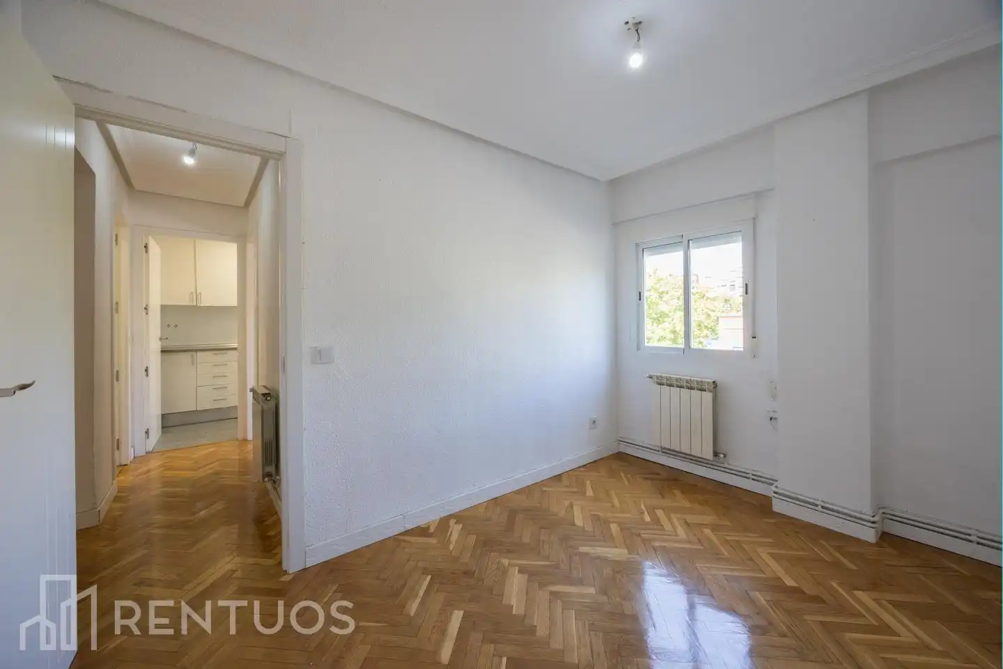 Flat for rent in Calle Parque de Cabañeros, Parque Lisboa - La Paz