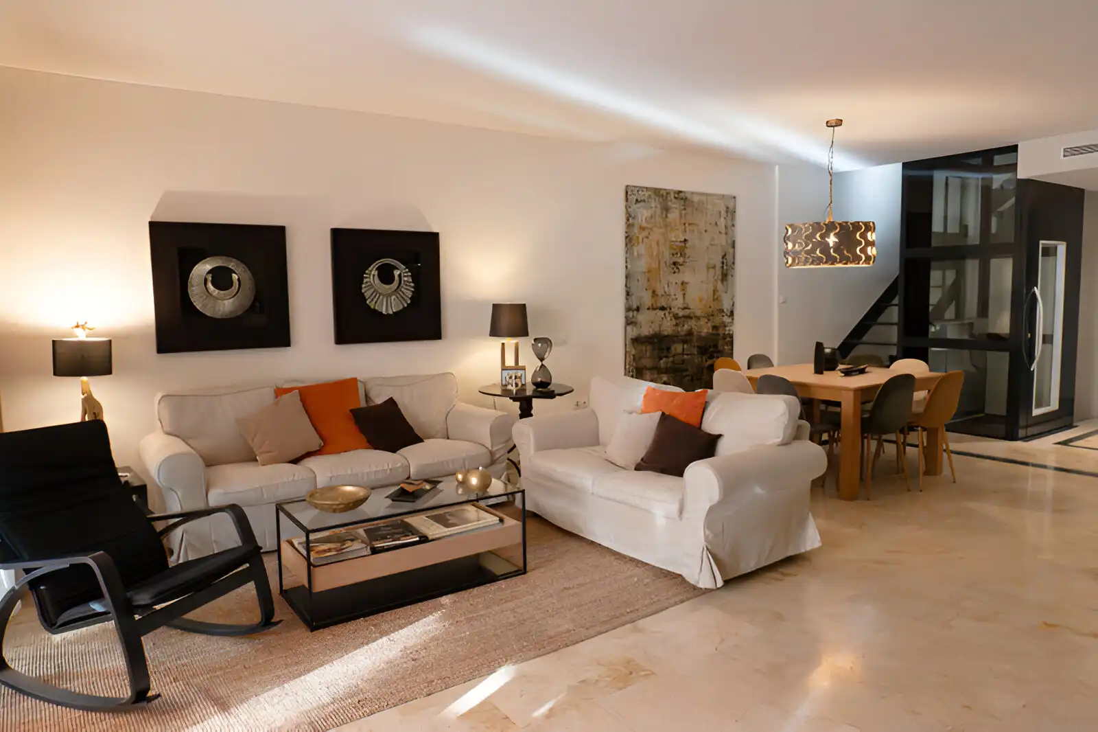 Sala de estar de Casa adosada en venta en Marbella con Aire acondicionado, Terraza y Piscina