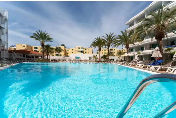 Piscina de Pis de lloguer en Las Palmas de Gran Canaria amb Aire condicionat, Terrassa i Moblat