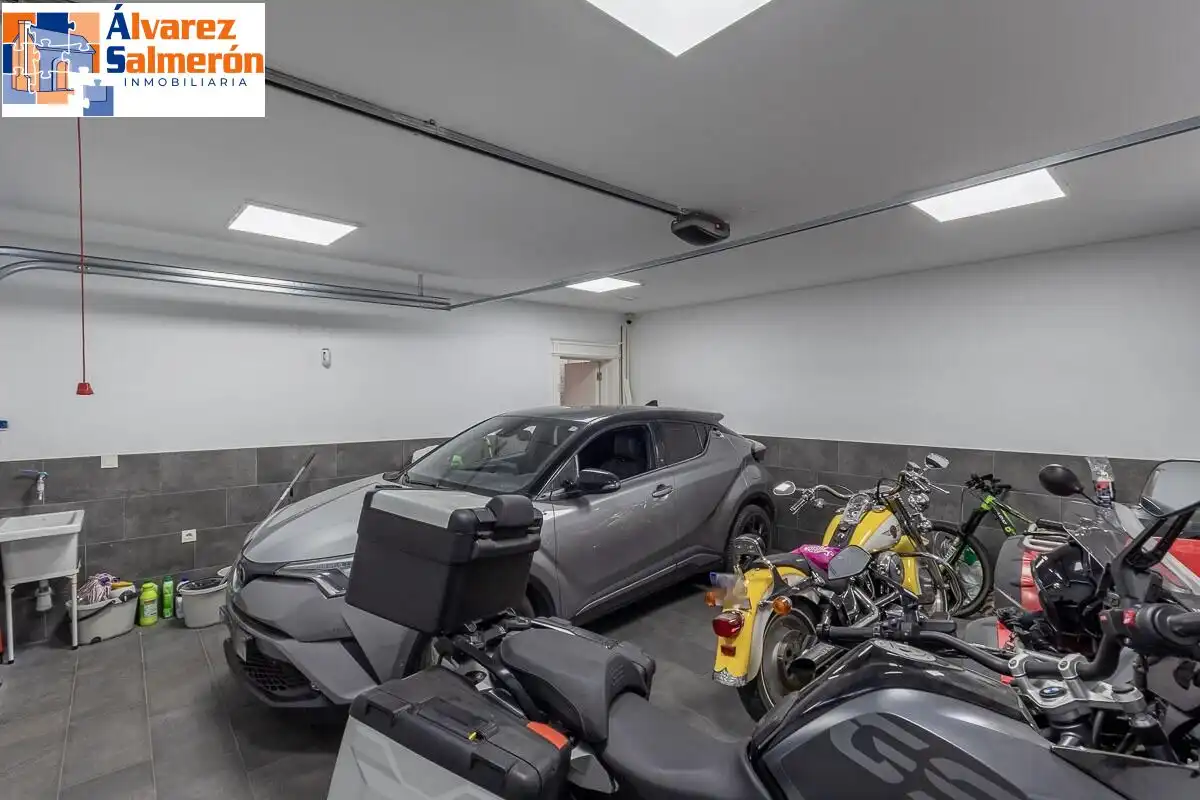 Aparcament de Casa o xalet en venda en Granada amb Calefacció, Terrassa i Piscina
