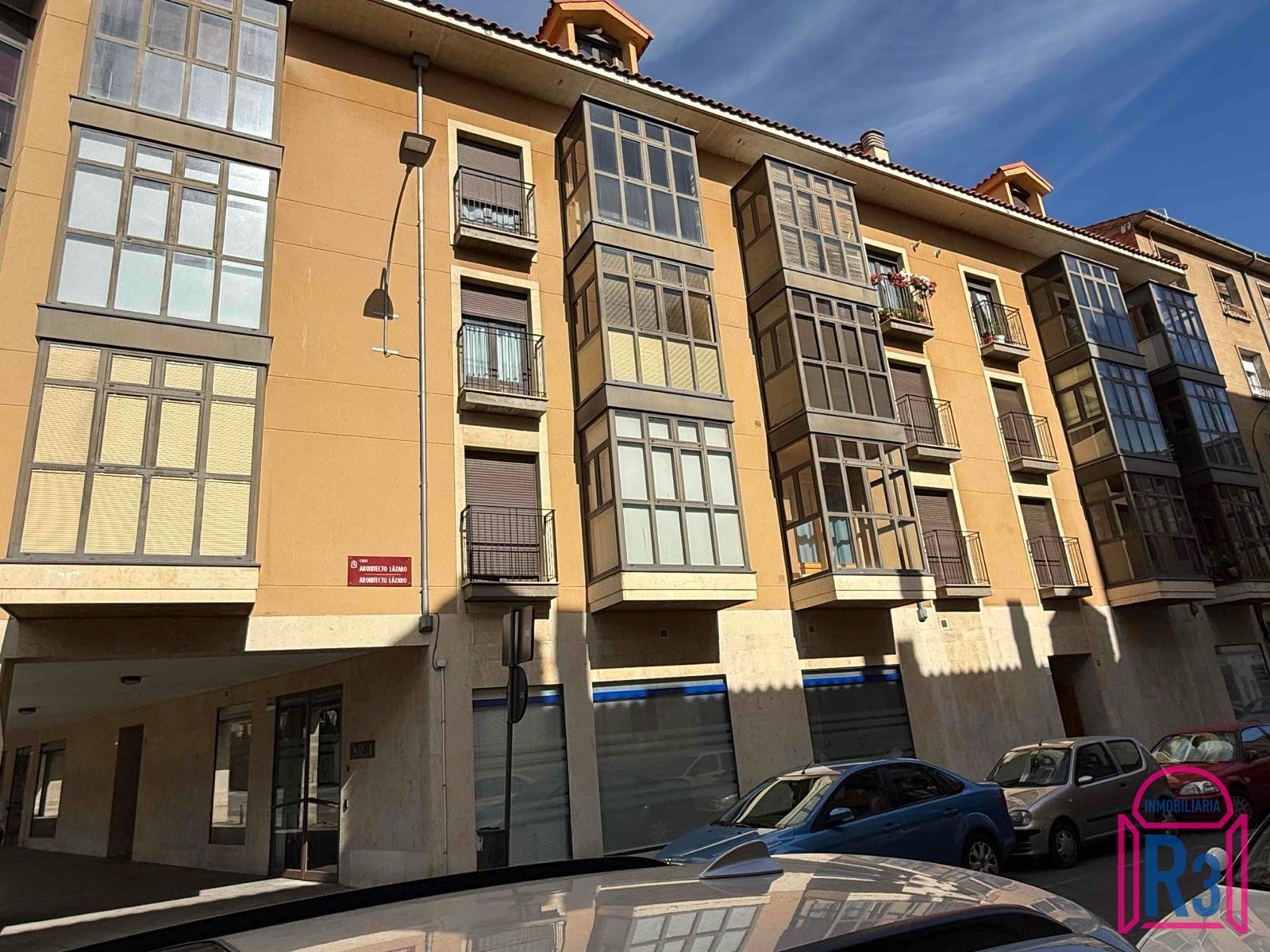 Vista exterior de Apartament de lloguer en León Capital  amb Calefacció, Terrassa i Moblat