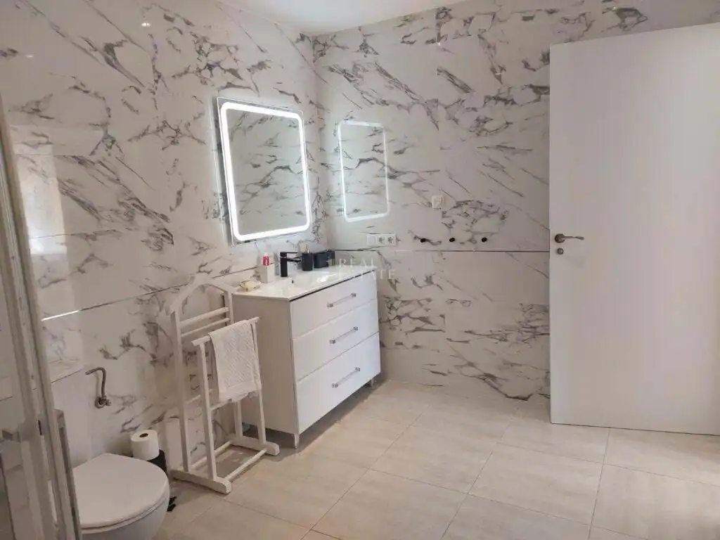 Bathroom of Houses for sale in L'Alfàs del Pi  with Air Conditioner, Terrace and Storage room