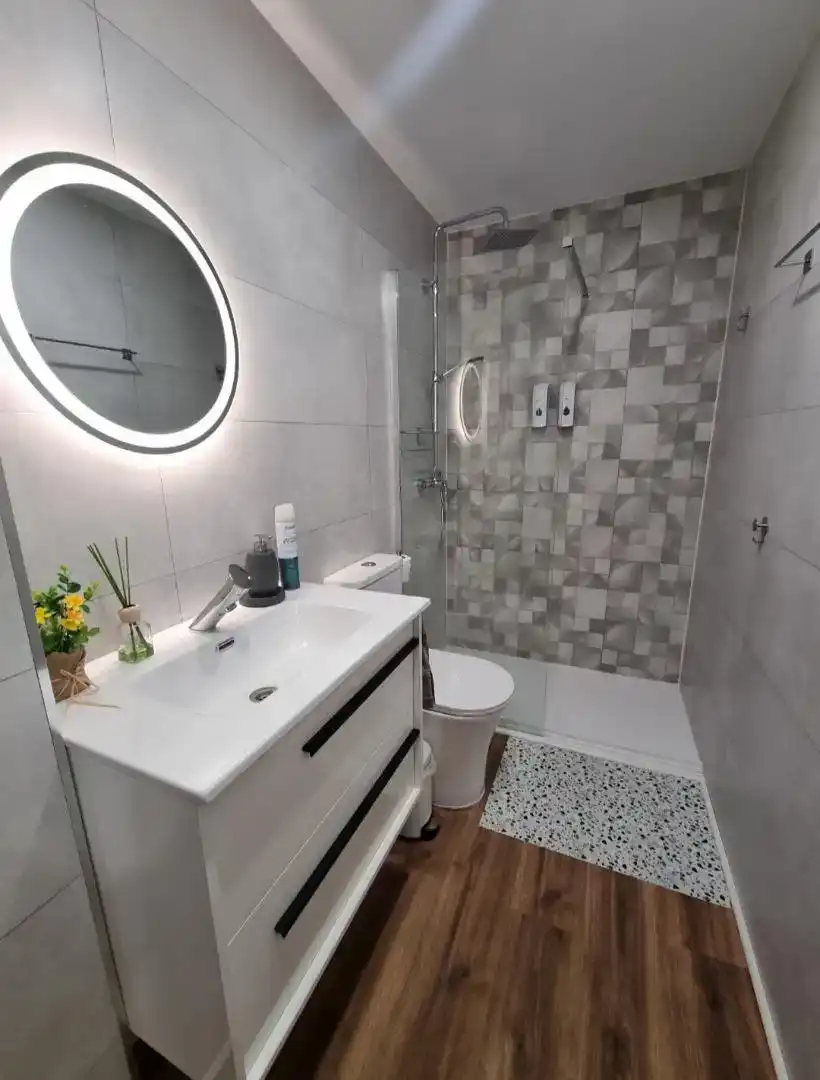 Badezimmer von Wohnung zur Miete in Gijón 