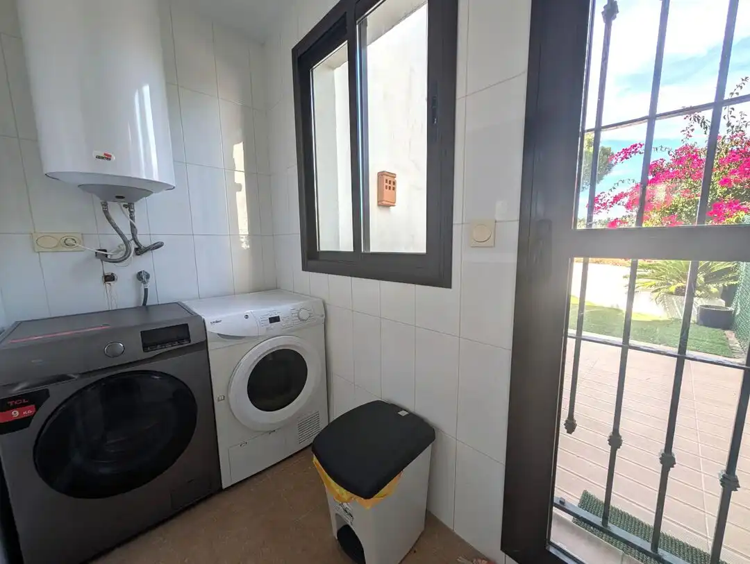Badezimmer von Einfamilien-Reihenhaus zur Miete in La Alcaidesa mit Klimaanlage, Heizung und Privatgarten