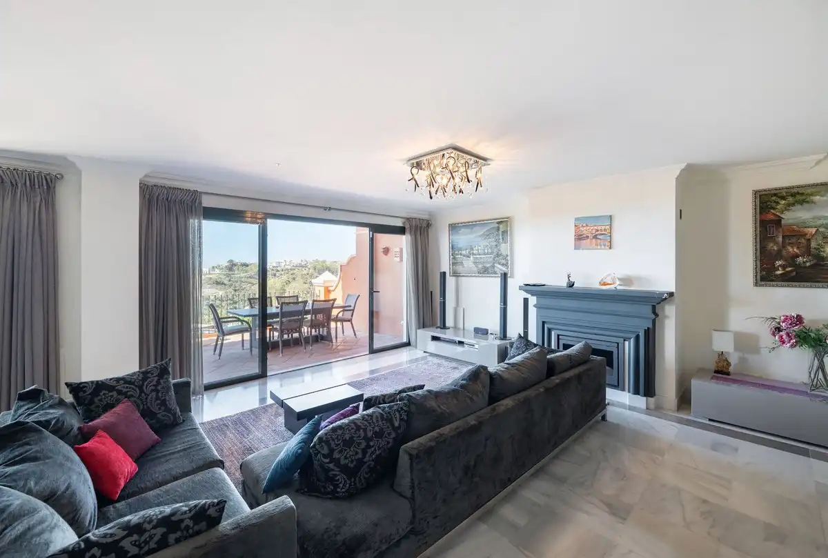 Sala de estar de Ático de alquiler en Estepona con Aire acondicionado, Jardín privado y Terraza