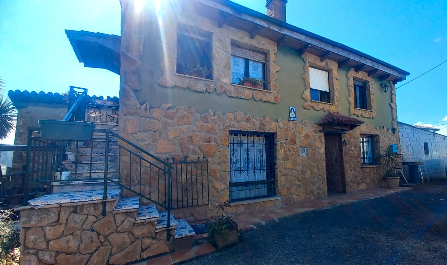 Vista exterior de Casa o xalet en venda en Sariego amb Jardí privat, Terrassa i Traster