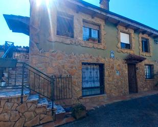 Vista exterior de Casa o xalet en venda en Sariego amb Jardí privat, Terrassa i Traster