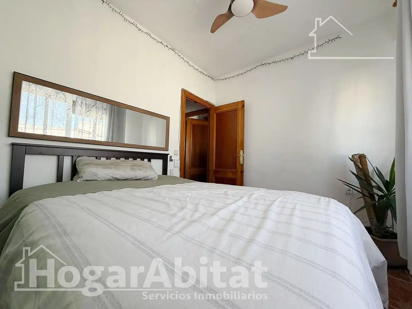 Bedroom of Flat for sale in Valencia