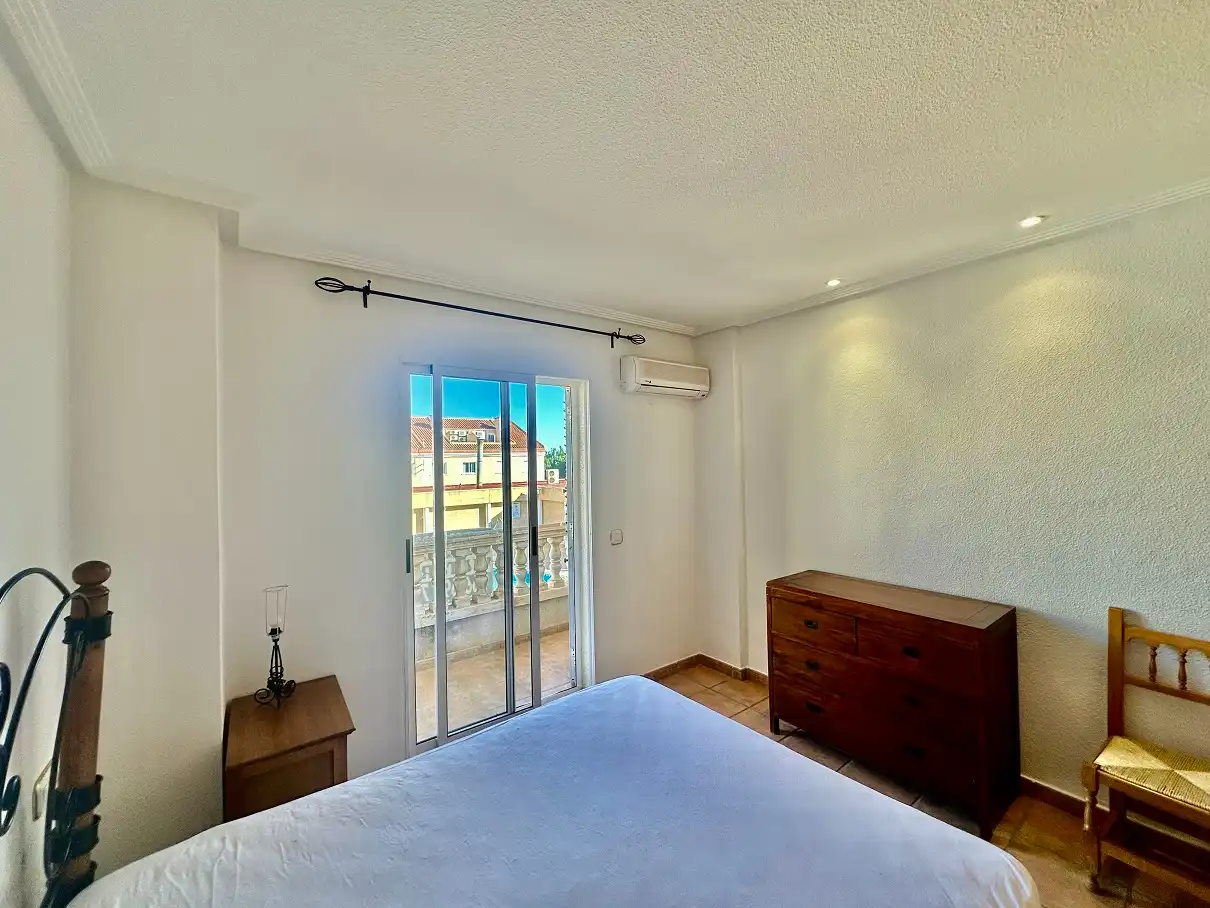 Dormitori de Casa adosada en venda en Santa Pola amb Aire condicionat, Jardí privat i Terrassa