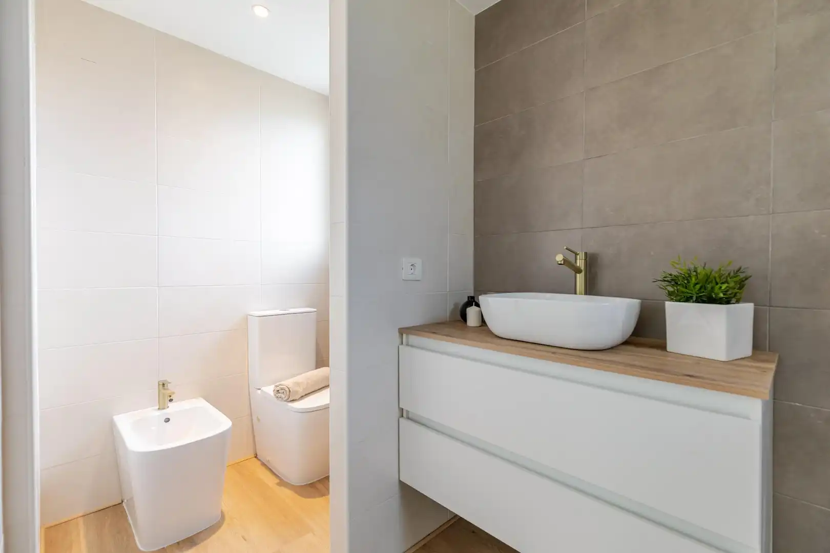 Badezimmer von Einfamilien-Reihenhaus zum Verkauf in Gilet mit Terrasse, Abstellraum und Balkon