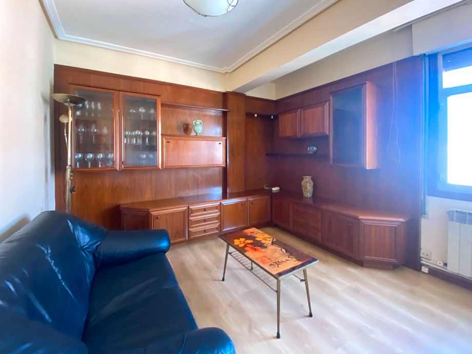 Sala d'estar de Pis en venda en Vitoria - Gasteiz amb Calefacció, Traster i Moblat