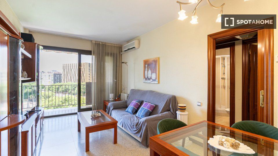 Dormitori de Pis de lloguer en L'Hospitalet de Llobregat amb Aire condicionat, Calefacció i Moblat