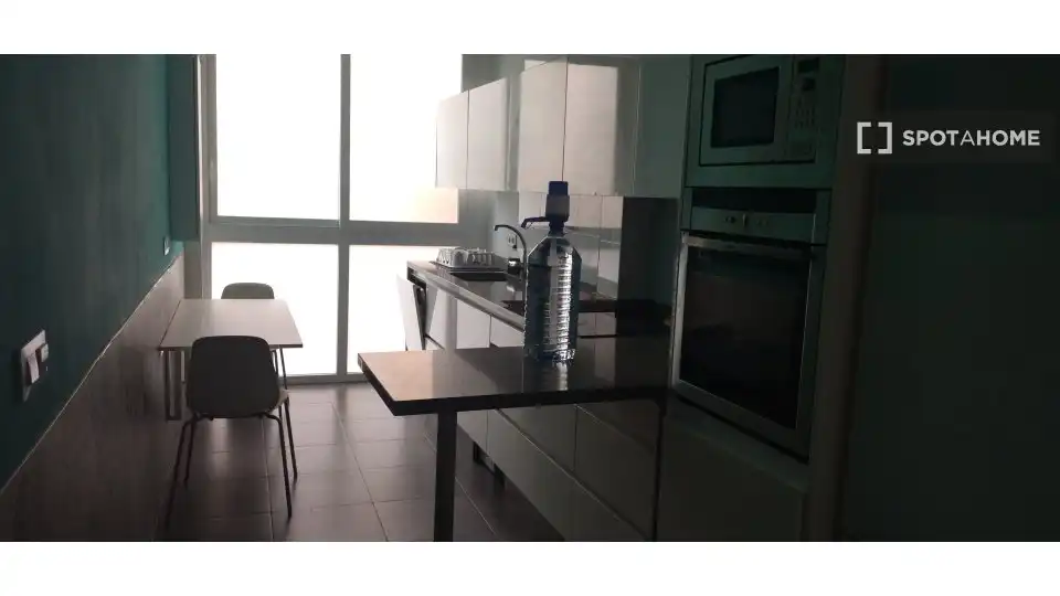 Cuina de Apartament per a compartir en Almería amb Aire condicionat, Terrassa i Moblat