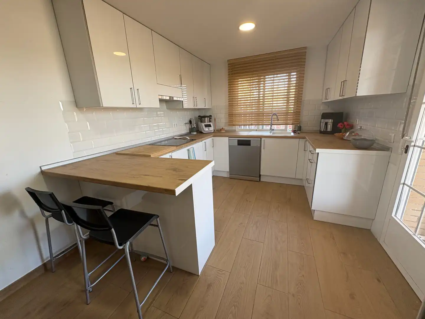 Kitchen of Houses for sale in El Viso de San Juan  with Air Conditioner, Private garden and Parquet flooring
