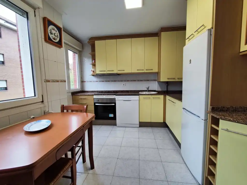 Cuina de Pis en venda en Gijón  amb Calefacció i Forn