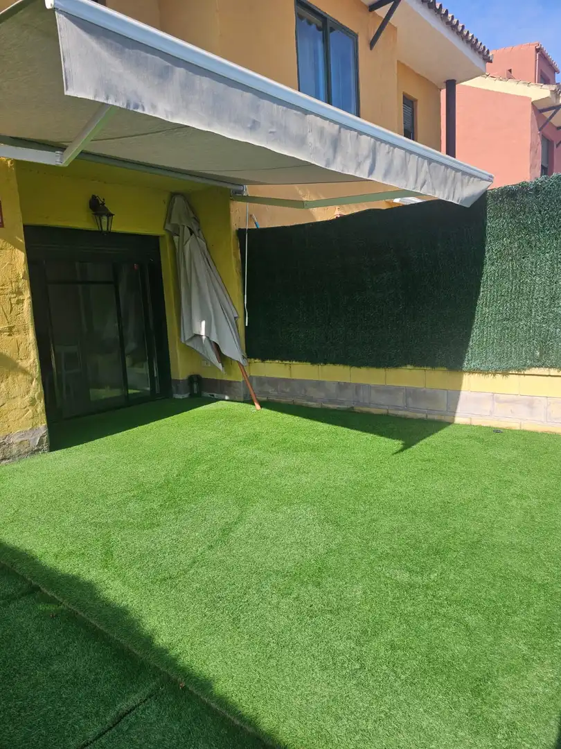 Terraza de Casa adosada de alquiler en Estepona con Aire acondicionado, Jardín privado y Terraza