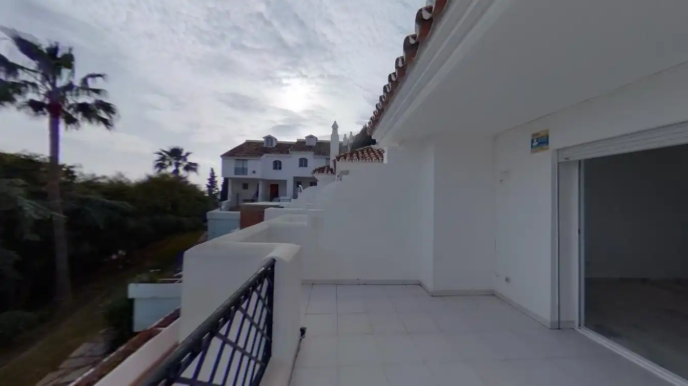 Vista exterior de Casa adosada en venda en Estepona amb Aire condicionat i Piscina