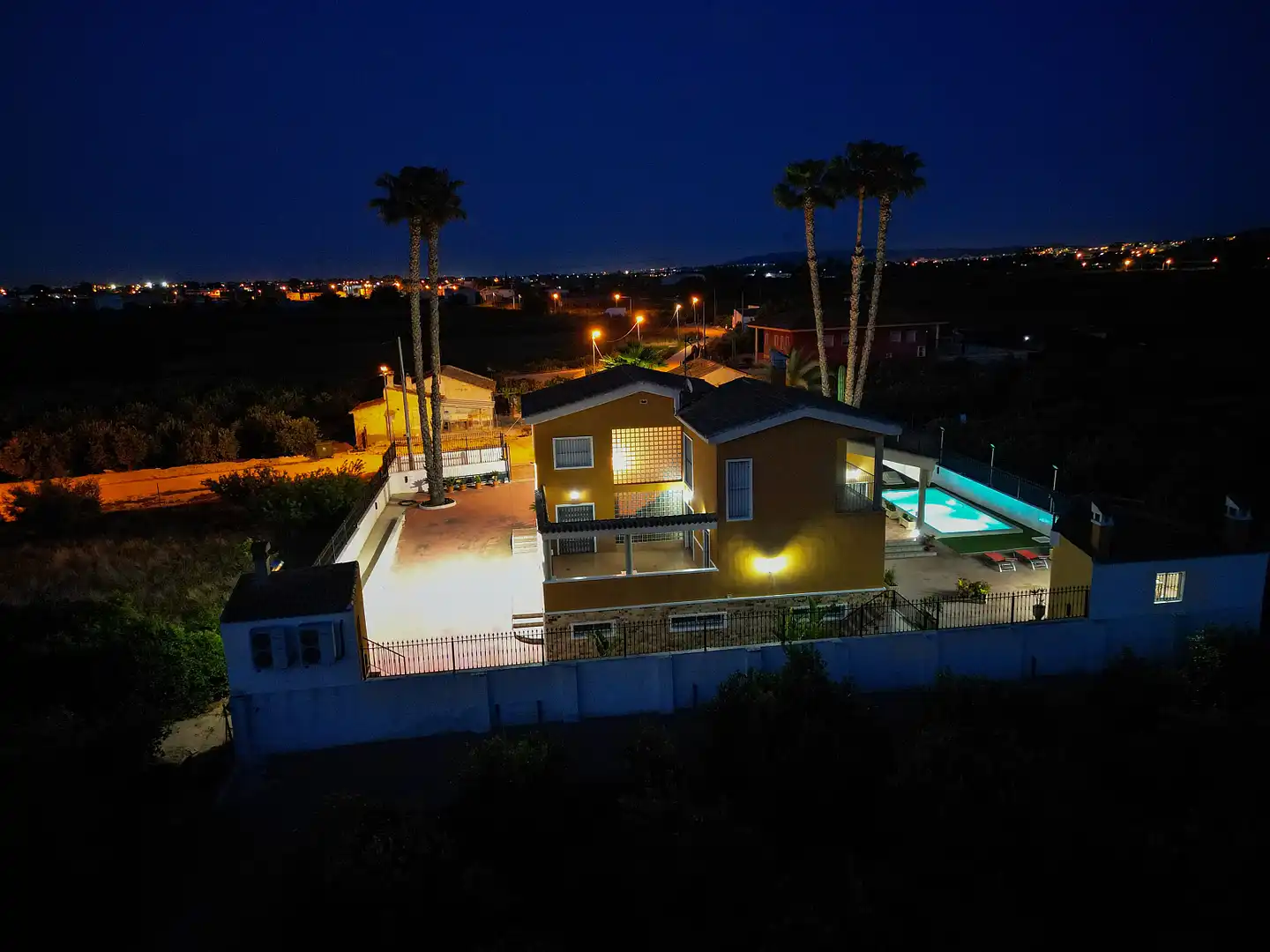 Vista exterior de Casa o xalet en venda en Orihuela amb Aire condicionat, Jardí privat i Terrassa