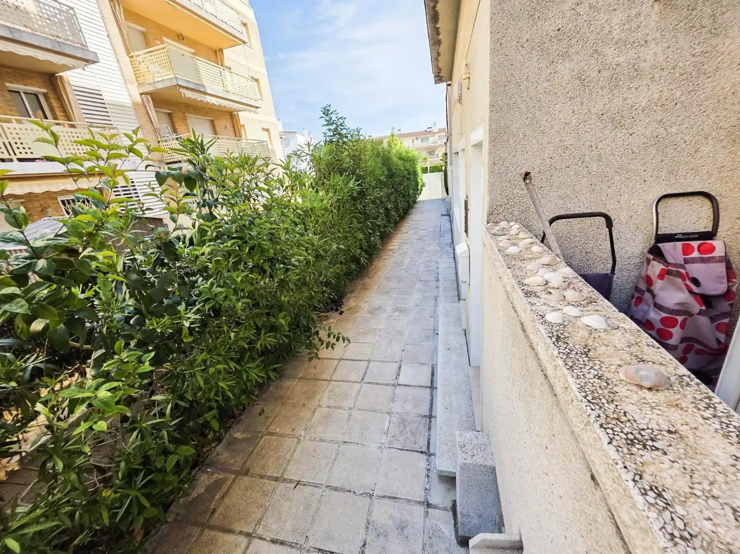 Vista exterior de Planta baja en venta en Cunit con Amueblado y Piscina comunitaria