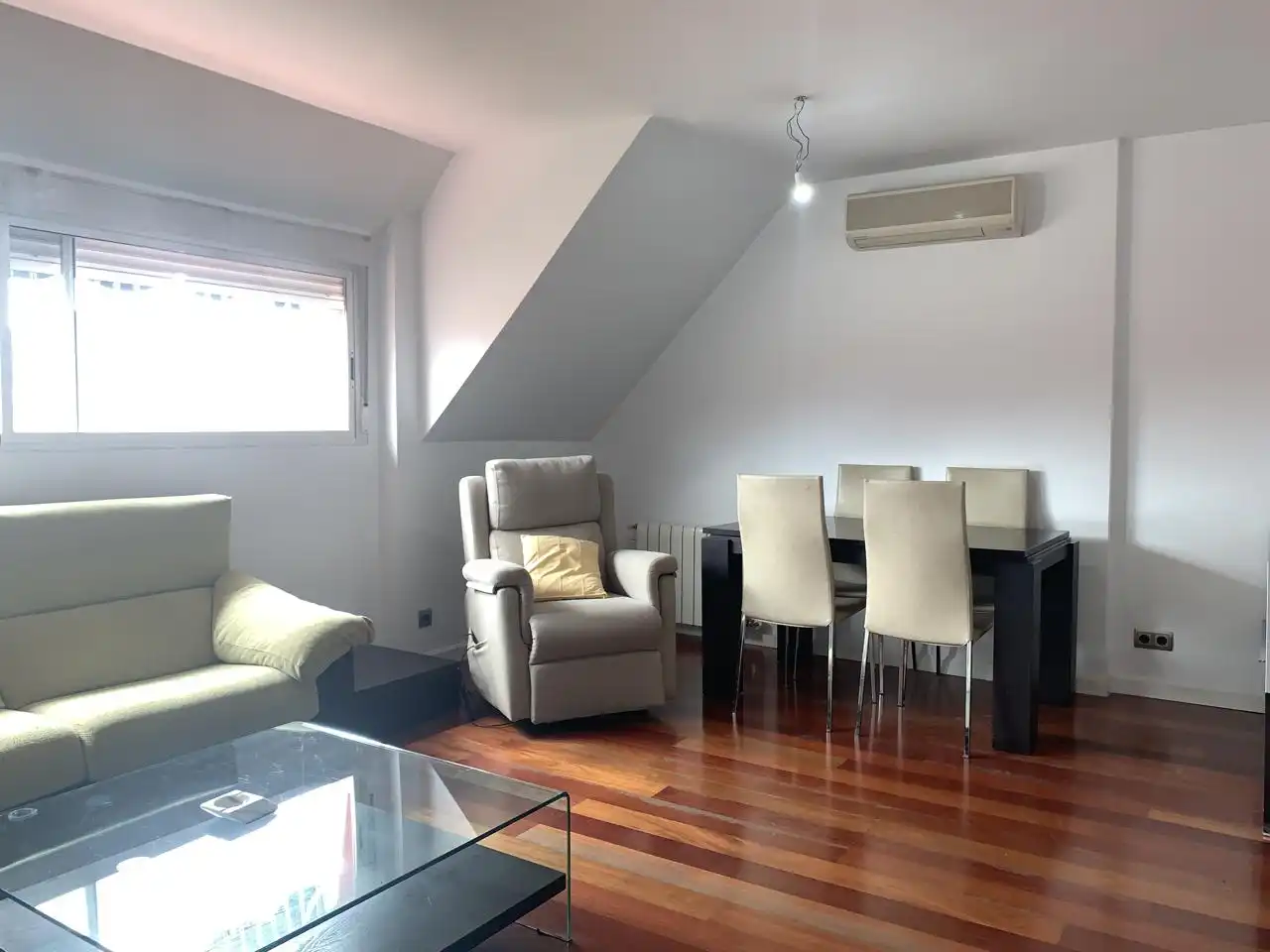 Wohnzimmer von Dachboden zur Miete in Madrid mit Klimaanlage, Heizung und Möbliert