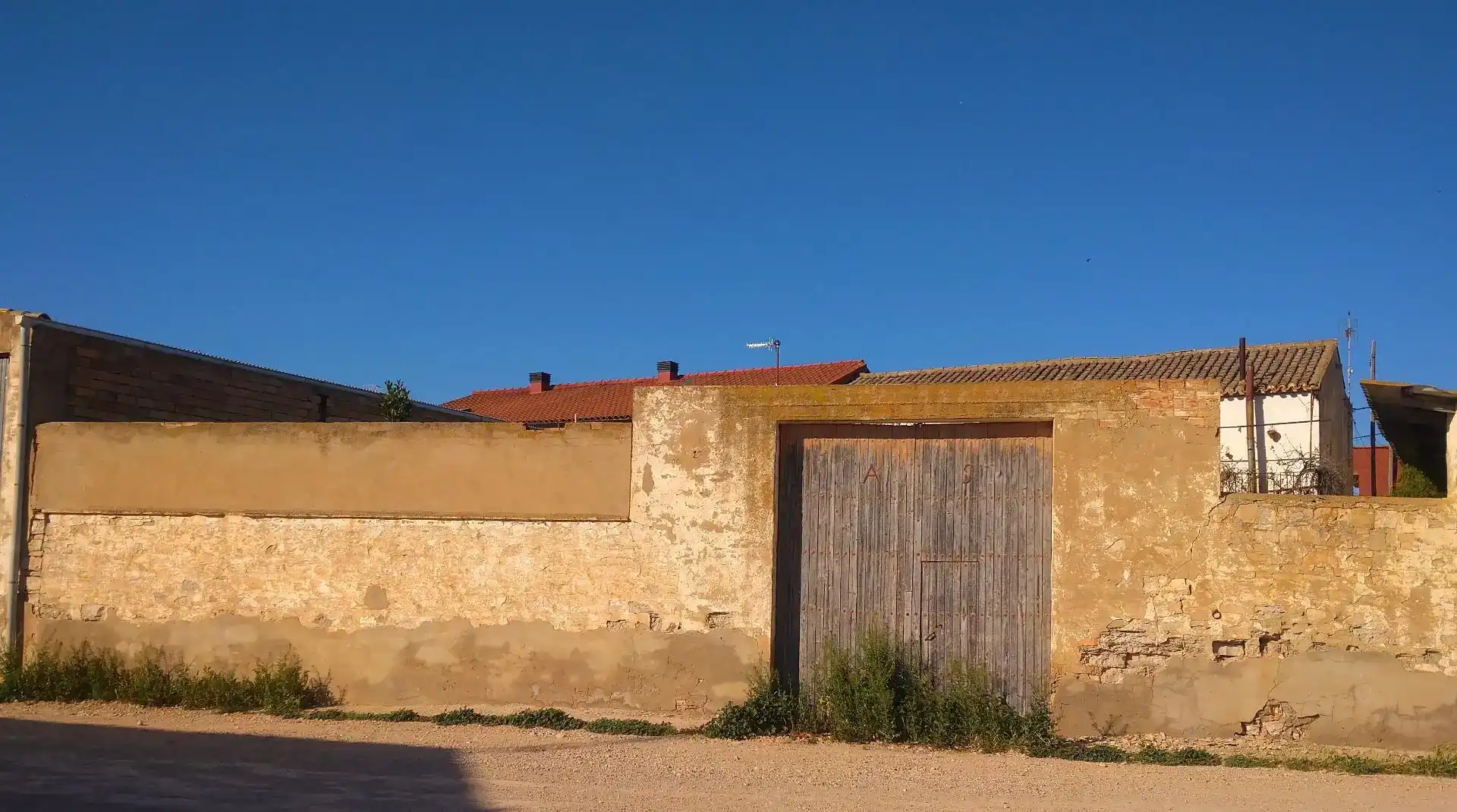 Vista exterior de Casa adosada en venda en Cabanillas amb Balcó