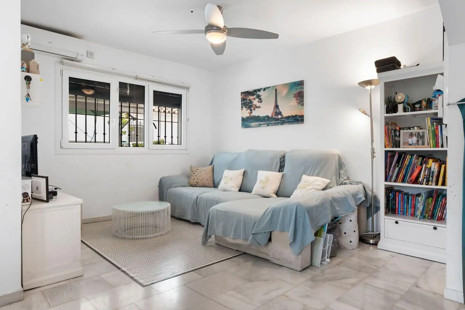 Sala d'estar de Casa adosada en venda en Torremolinos amb Aire condicionat, Terrassa i Piscina comunitària