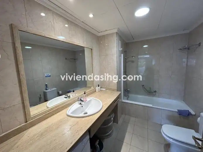 Baño de Piso de alquiler en Puerto de la Cruz con Parquet, Terraza y Amueblado