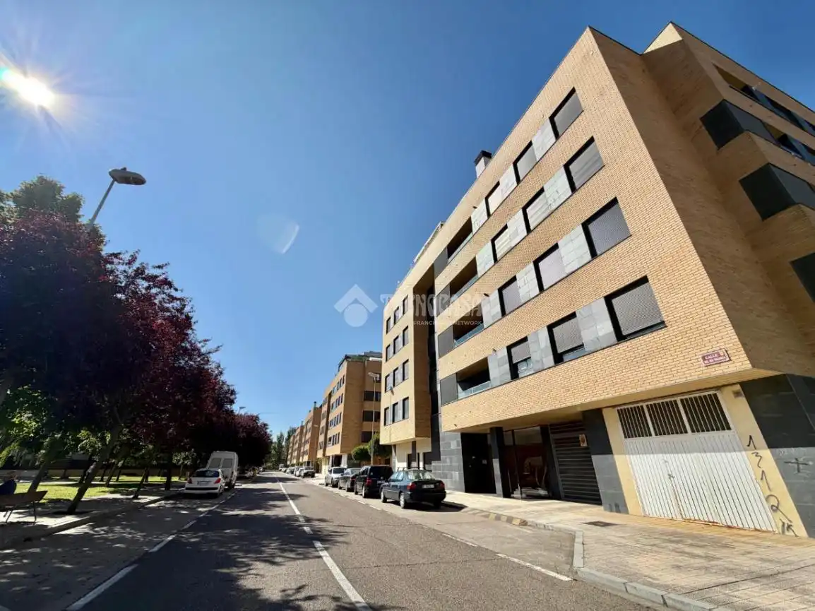 Vista exterior de Piso en venta en Palencia con Calefacción, Parquet y Terraza