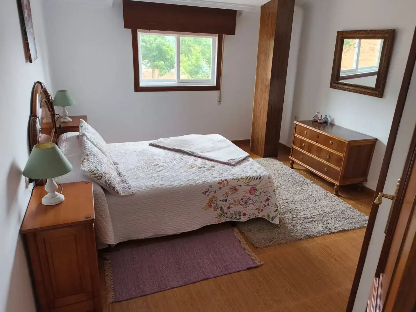 Schlafzimmer von Wohnung zur Miete in Sanxenxo mit Möbliert und Balkon
