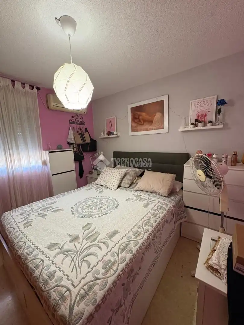 Bedroom of Flat for sale in Sevilla  with Air Conditioner and Balcony