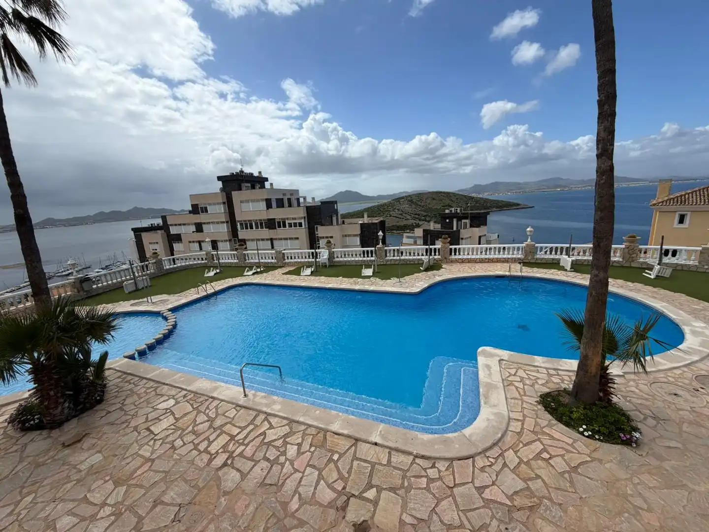 Piscina de Piso en venta en La Manga del Mar Menor con Terraza y Piscina comunitaria